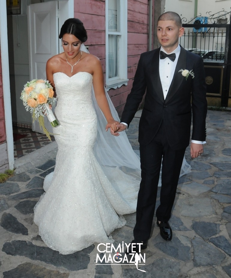 Ünlü oyuncunun kızı evlendi